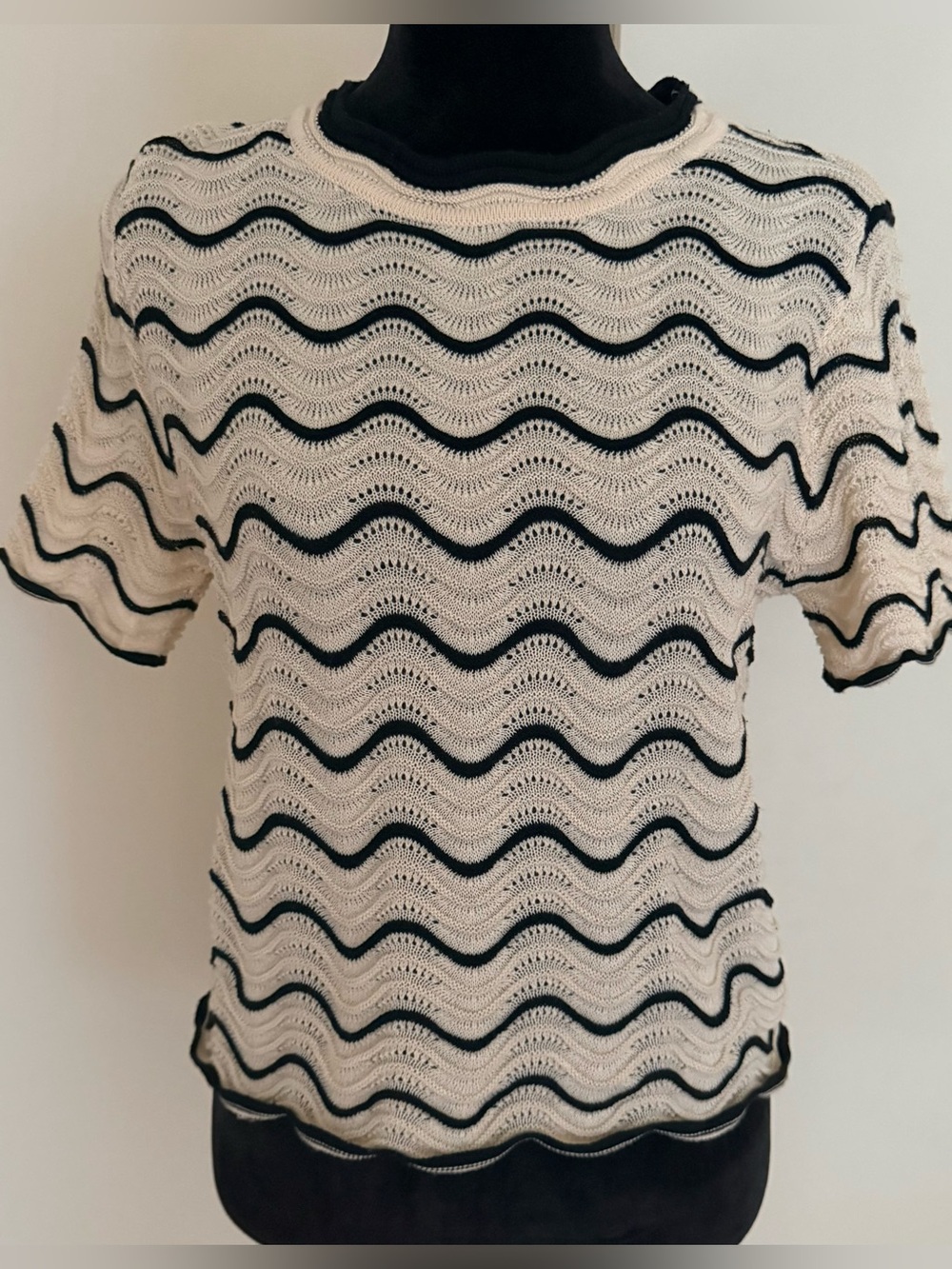 Solitaire Wavy Chevron Knit Short Sleeve Cream Black Blouse - Size M
